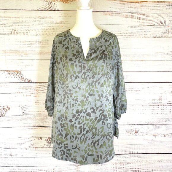 Queen Collection Blouse Women's size Small grey leopard print business - Picture 1 of 15